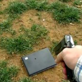 Батько розстріляв ноутбук дочки + Вiдео